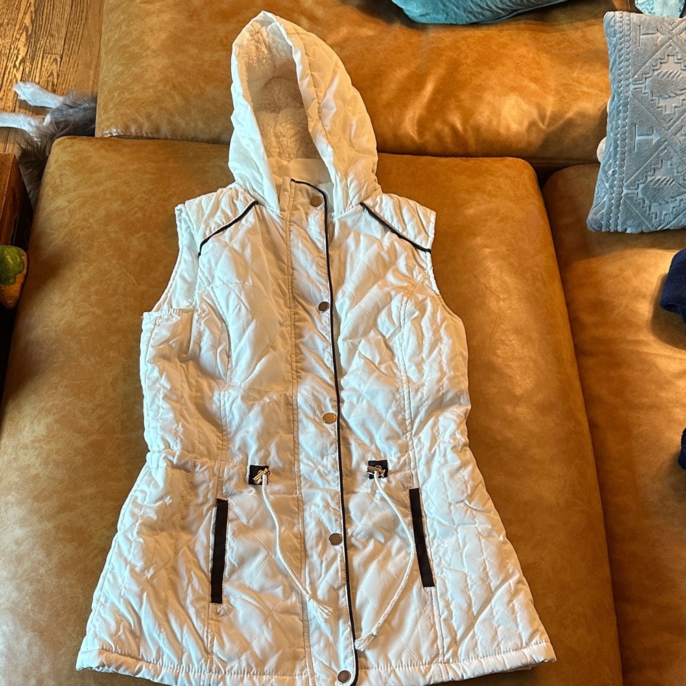Ci Sono Quilted White Vest with Black Trim
